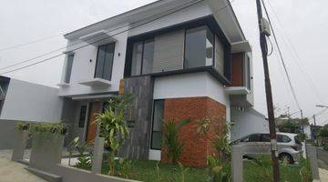 Gambar 1 Rumah hoek gaya modern di Bsd Rumah di Griya Loka BSD 2 Lantai SHM Bagus