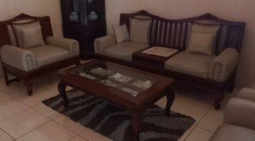 ruang tamu dijual rumah besar, posisi corner,