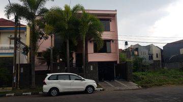 tampak depan dijual rumah adipura dengan kolam
