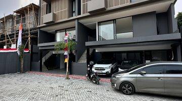 Gambar 3 Rumah Mewah Dalam Cluster Pinggir Jalan DI Jakarta Selatan