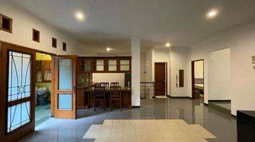 ruang keluarga disewakan rumah megah di maranatha