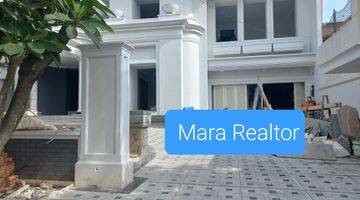 tampak depan rumah mewah klasik di pondok
