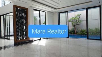 ruang keluarga rumah baru mewag dengan lift