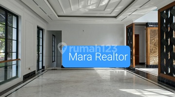 ruang keluarga rumah baru mewag dengan lift
