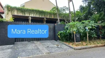 tampak depan rumah 2 lantai lokasi strategis