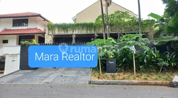tampak depan rumah 2 lantai lokasi strategis