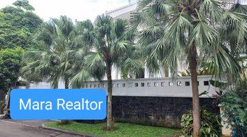 tampak depan rumah 3 lantai dengan rooftop