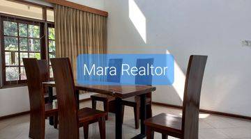 ruang tamu rumah 2 lantai dengan private