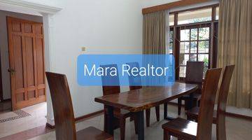 ruang tamu rumah 2 lantai dengan private