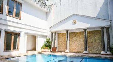 kolam renang rumah besar di mega kuningan