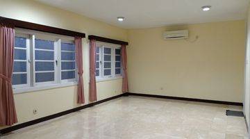 ruang keluarga rumah 2 lantai untuk hunian