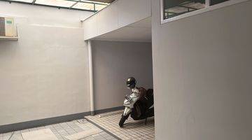 garasi/carport rumah sw pool disewa untuk