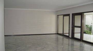 ruang keluarga rumah 2 lantai unfurnished shm