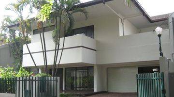 tampak depan rumah 2 lantai unfurnished shm