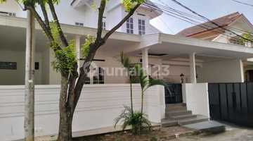 tampak depan rumah 2 lantai bagus, siap
