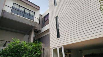 Gambar 1 Rumah modern minimalis di dalam townhouse di kemang jaksel