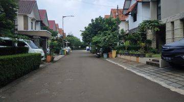 Gambar 5 Rumah Dengan Kolam Renang, Dekat Tol Tangerang Selatan