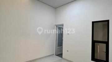 kamar tidur townhouse exclusive pingir jalan utama