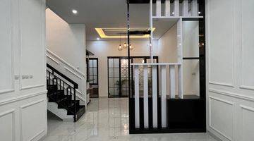 ruang tamu townhouse exclusive pingir jalan utama