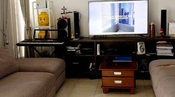 ruang keluarga rumah mewah dalam cluster tanah