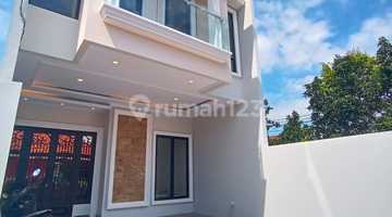 tampak depan rumah modern classic lokasi strategis
