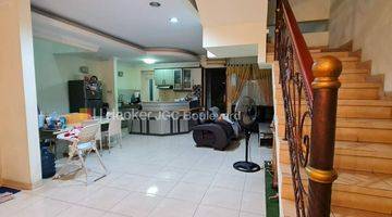 Gambar 1 Disewakan Rumah 3 Lantai Furnished di Kompleks Duren Sawit Jakarta Timur