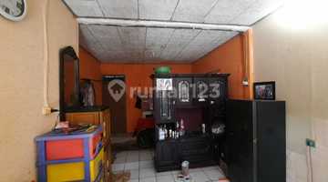 ruang keluarga rumah rapi di kramat jati