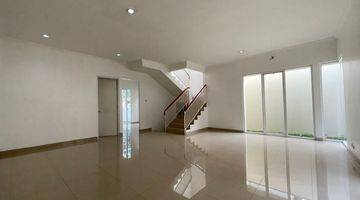 ruang tamu rumah mewah siap huni di