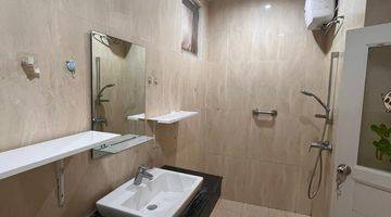 Gambar 4 Rumah 3 Lantai Besar Dan Semi Furnished di Dekat Bsd