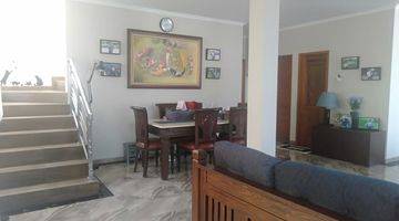 ruang keluarga rumah 2 lantai nyaman dan