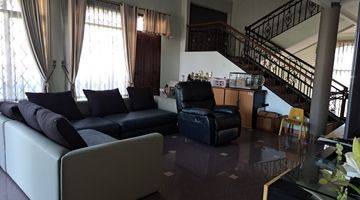 ruang keluarga rumah hook 3 lantai di
