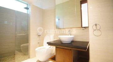 kamar mandi rumah mewah desain modern tropis