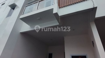 tampak depan rumah fantastik jatinegara lio townhouse