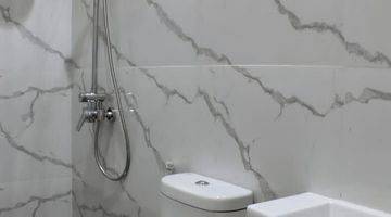 kamar mandi di  rumah mewah shm di