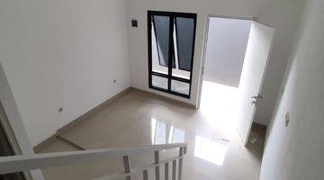 ruang tamu rumah strategis shm di jalan