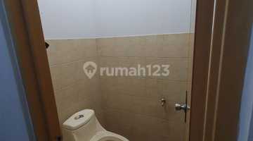 kamar mandi rumah villa di jalan utama