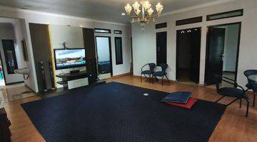 ruang keluarga rumah villa di jalan utama