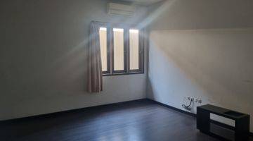 Gambar 4 Rumah 2 Lantai Bagus Semi Furnished SHM Komplek Taman Anggrek