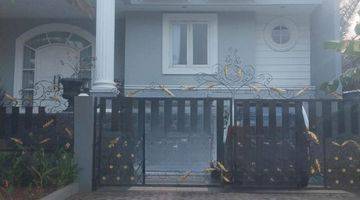 tampak depan dijual rumah ada kolam renang