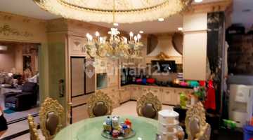 ruang makan villa di komplek palace polonia