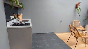 dapur rumah modern dekat kawasan lippo