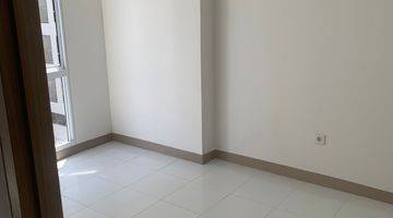 kamar tidur view taman apartemen tokyo pik