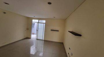 ruang keluarga  rumah green lake city 8x16