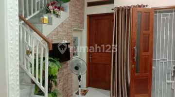 ruang tamu rumah 2 lantai di poris
