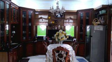 ruang makan rumah 2 lantai di kebon