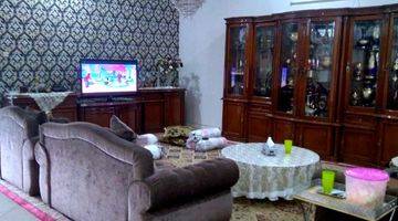 ruang tamu rumah 2 lantai di kebon