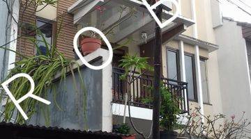 tampak depan rumah 2,5 lantai di komplek
