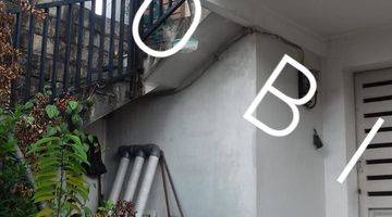 tampak depan rumah 2,5 lantai di komplek