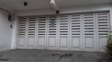 garasi/carport rumah 2,5 lantai di komplek