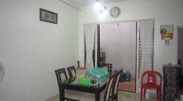 ruang makan rumah minimalis di taman semanan